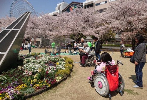 花時計に人が集まっている様子【花時計プロジェクト】
